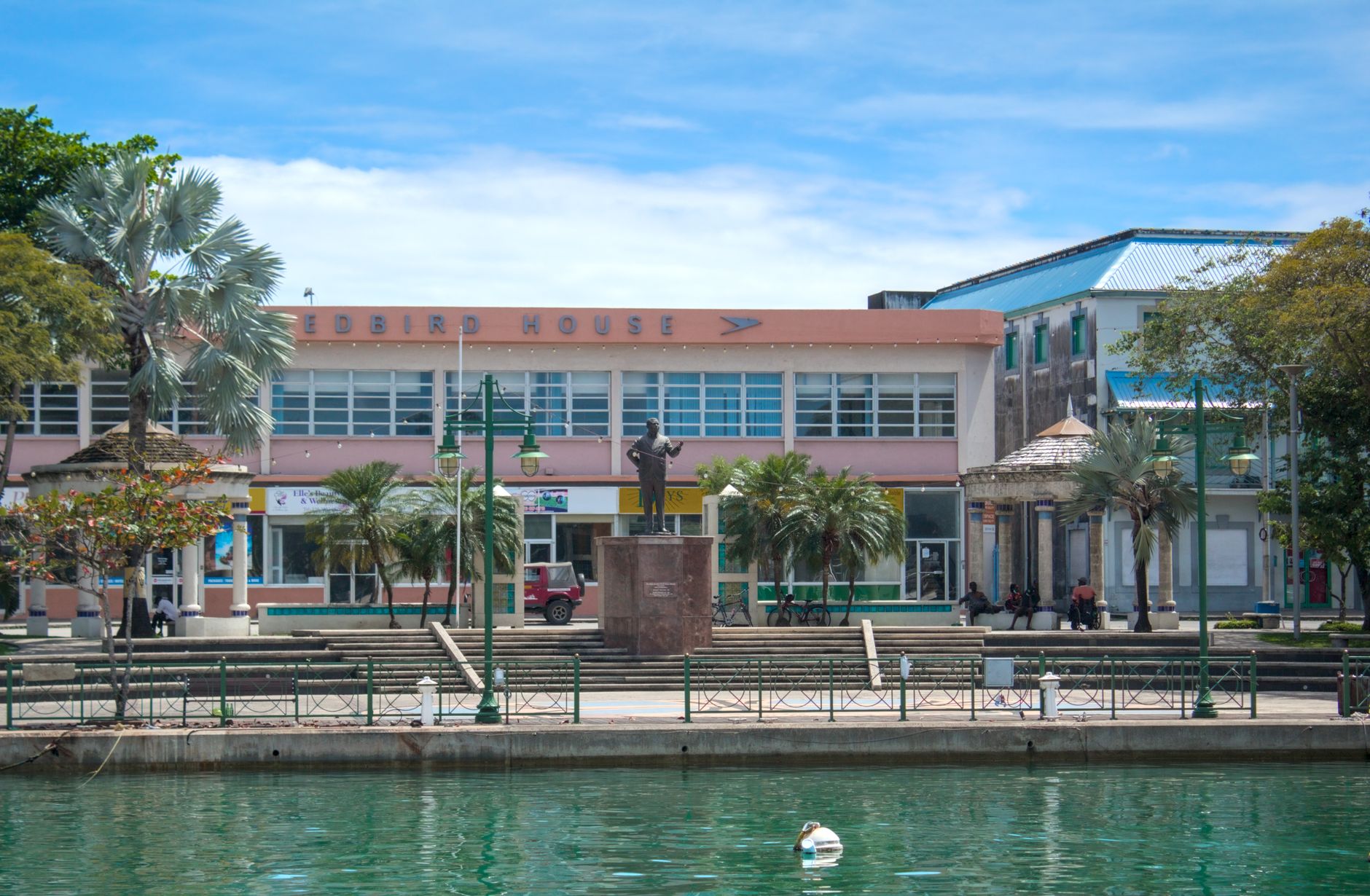 Bridgetown Cruise Port Terminal auf Barbados mit Kreuzfahrtschiffen am Kai