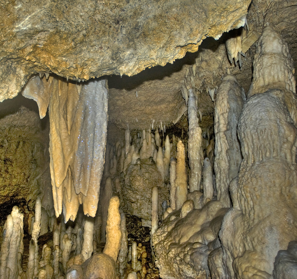 Die Great Hall in Harrison's Cave Barbados mit gewaltigen Stalaktiten und Tropfsteinformationen