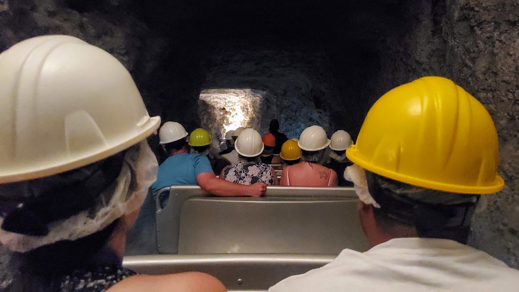 Elektrische Besucherbahn fährt Passagiere durch die beleuchteten Tunnel von Harrison's Cave